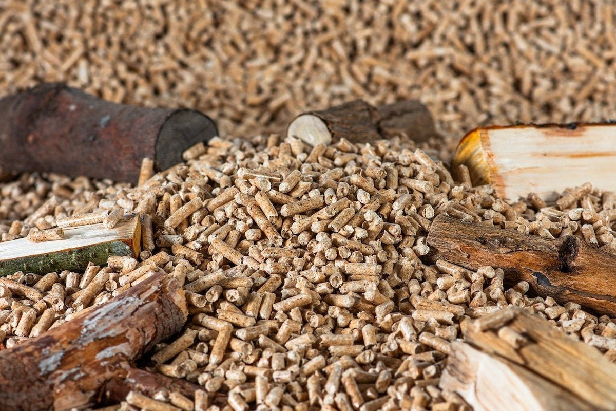 Natural fuel pellets with wood